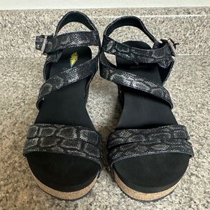 Volatile Euphoria Black Snake Print Wedge Platform Sandal Size 9